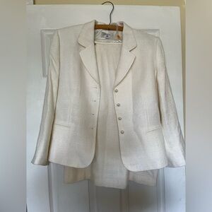 Stresa vintage white skirt suit with pearlescent buttons